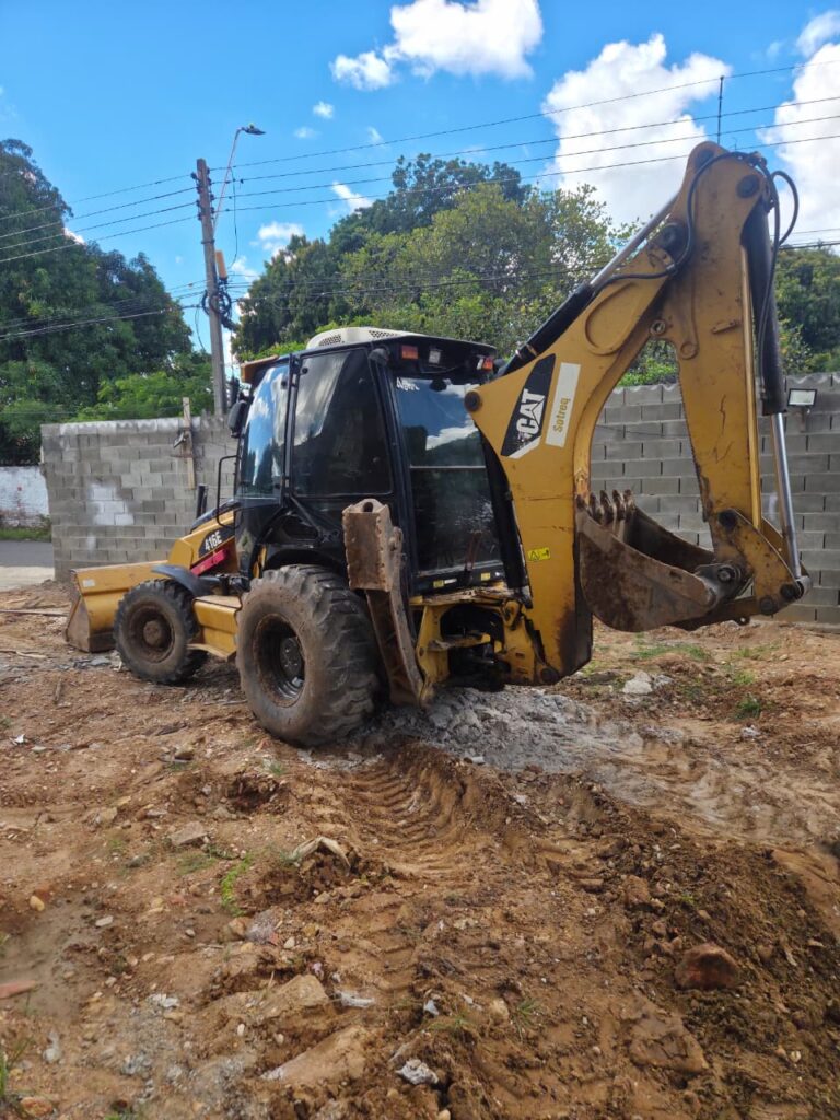 retroescavadeira de aluguel fazendo um buraco