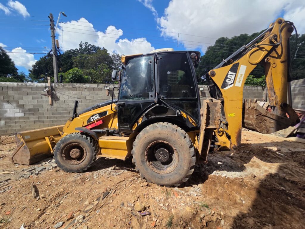 serviço de retroescavadeira na zona leste de Teresina