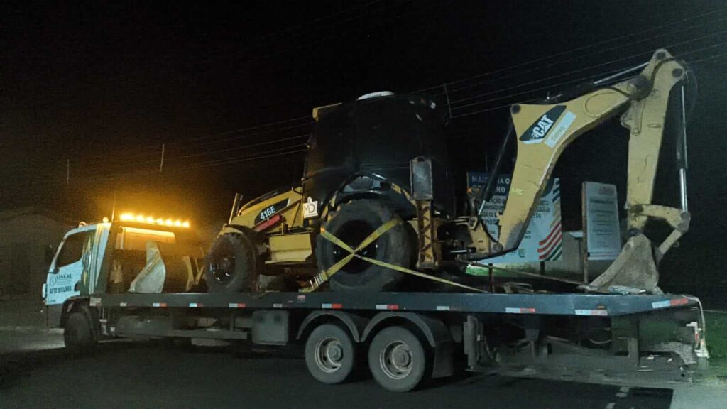 Retroescavadeira de aluguel no reboque de transporte em Teresina